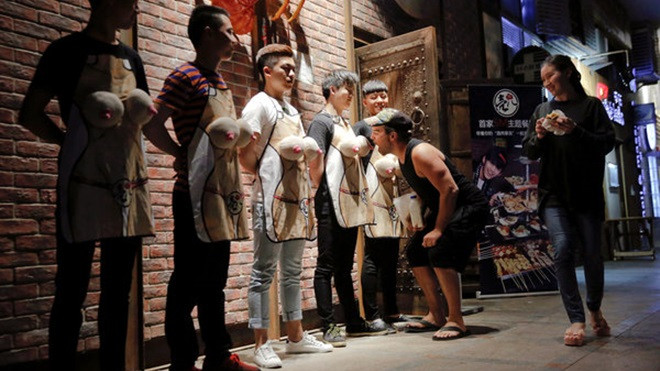 Không thở nổi với nhà hàng hải sản đậm chất '50 sắc thái' Ảnh 2