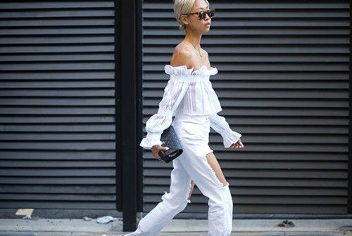 Những cô nàng mảnh khảnh chắc chắn sẽ rất hấp dẫn khi chọn áo trễ vai và quần jeans rách để cùng kết hợp trong sắc trắng. Bạn hoàn toàn có được vẻ đẹp đối lập đáng chú ý.
