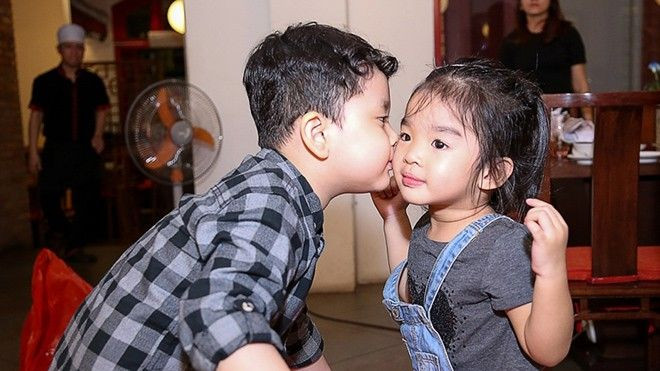 Con trai Trương Quỳnh Anh liên tục hôn má con gái Xuân Lan Ảnh 2