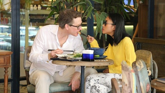 Đoan Trang tình tứ đút đồ ăn cho chồng Tây Ảnh 2