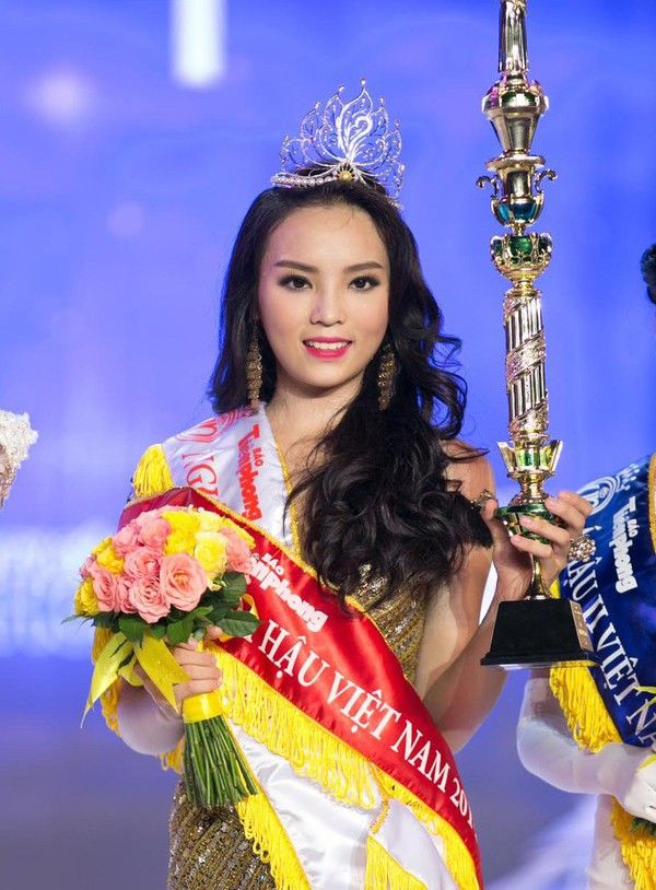 Thời điểm mới đăng quang Hoa hậu Việt Nam 2014, Kỳ Duyên bị nhiều người nhận xét nhan sắc kém xinh so với Á hậu Huyền My, nhưng phía hoa hậu cho rằng hình ảnh khi đó là lỗi trang điểm. Những hình ảnh trong quá khứ của Kỳ Duyên cũng liên tục bị cư dân mạng “đào bới".