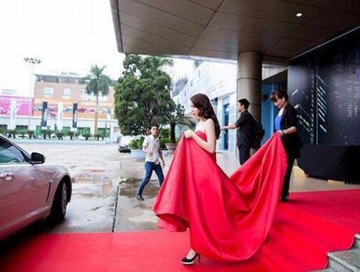 Bố mẹ nào chẳng thương con, mong cho con mình đẹp nhất và sung sướng nhất, đặc biệt là với các hoa hậu lại càng được mẹ yêu chiều hơn bao giờ hết. Tuy nhiên, chính sự chiều chuộng này đã không ít lần đẩy Kỳ Duyên vào những hoàn cảnh dở khóc dở cười. Những hình ảnh mẹ Kỳ Duyên đẩy hành lý giúp con gái tại sân bay, sửa váy hay nâng váy giúp cô ở sự kiện đã nhiều lần lọt vào ống kính của máy ảnh. Nhiều người cho rằng Kỳ Duyên không nên để mẹ mình làm những việc như vậy, thật khó mà chấp nhận được.