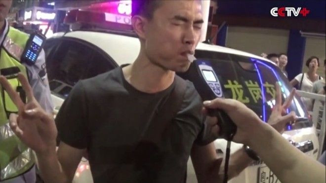 Tài xế trót uống rượu có tập được màn nhịn thở siêu hài hước này Ảnh 2