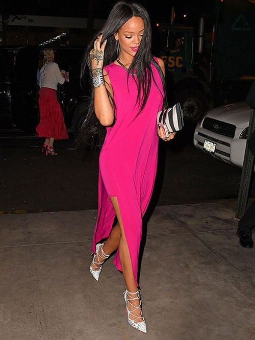 Dù là chiếc váy maxi xẻ màu hồng thướt tha khi Rihanna mặc lên vẫn tràn đầy cá tính.