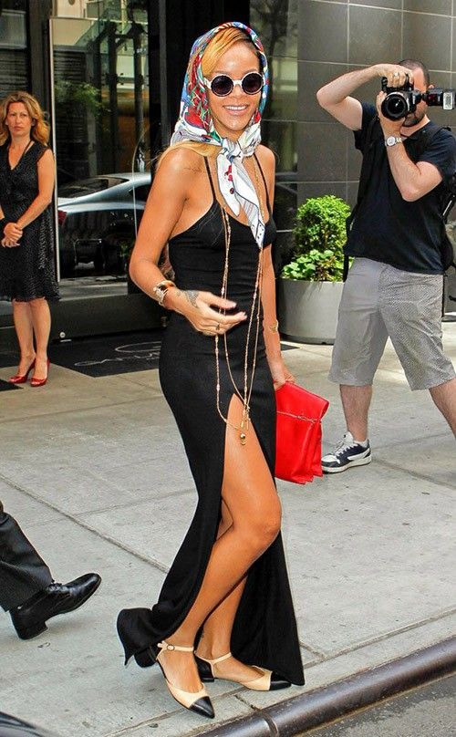 Chiếc váy maxi hai dây màu đen và xẻ đùi được Rihanna kết hợp cùng vòng dây cổ dài thượt.