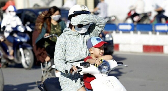 Người Hà Nội lao xe thật nhanh tránh cái nóng gay gắt từ sáng sớm Ảnh 2