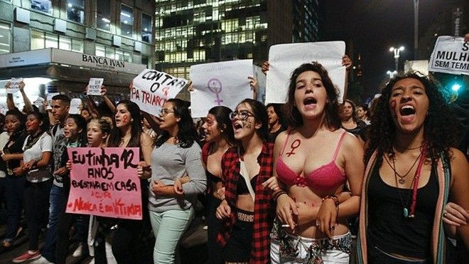 Làn sóng ngực trần biểu tình ở Brazil sau vụ 33 kẻ đồi bại hiếp dâm bé gái 16 tuổi Ảnh 2
