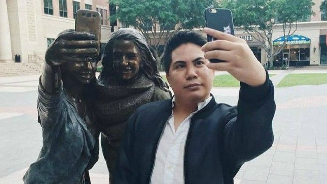 Đây chắc chắn là biểu tượng selfie làm bằng đồng đầu tiên trên thế giới Ảnh 2