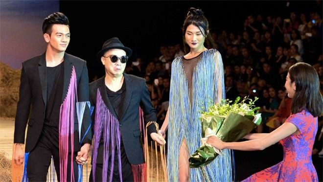 Á hậu Quốc tế Thúy Vân 'tẽn tò' bị NTK Đỗ Mạnh Cường từ chối nhận hoa Ảnh 2