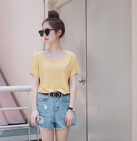 Pimtha là hot girl đình đám bậc nhất Thái Lan trên mạng xã hội. Instagram của cô nàng da trắng, môi hồng này có đến 2,3 triệu người theo dõi. Cô nàng rất biết cách đổi kiểu tóc liên tục để tôn lên gương mặt baby. Mùa hè nóng bức, Pimtha mê nhất tóc búi củ tỏi mát mẻ.