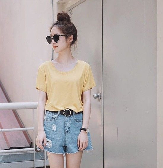 Pimtha là hot girl đình đám bậc nhất Thái Lan trên mạng xã hội. Instagram của cô nàng da trắng, môi hồng này có đến 2,3 triệu người theo dõi. Cô nàng rất biết cách đổi kiểu tóc liên tục để tôn lên gương mặt baby. Mùa hè nóng bức, Pimtha mê nhất tóc búi củ tỏi mát mẻ. 