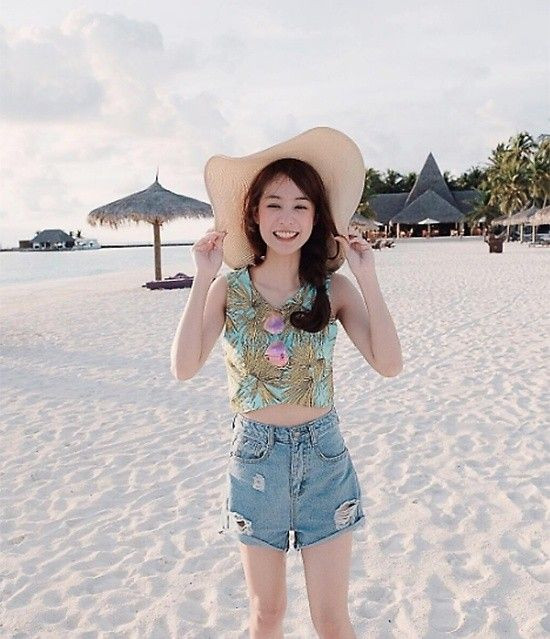 Các kiểu tóc tết bím lệch, tết hai bên đáng yêu như Hàn Quốc cũng được lòng cô hot girl này.