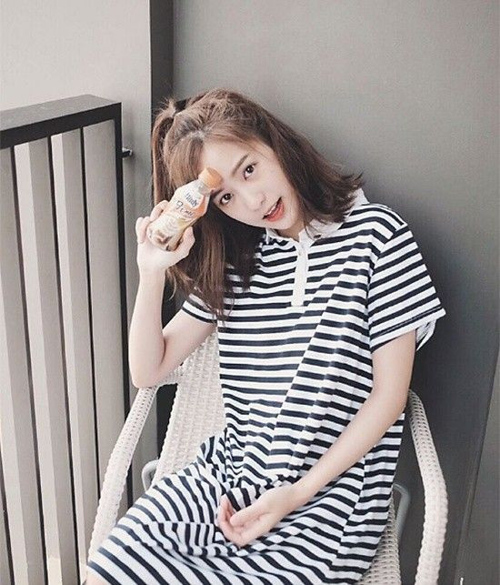Mùa hè, ít khi cô nàng này để phần mái lòa xòa trước mặt để tránh bị bết dính mồ hôi. Teen nào sợ bị lộ tóc bết trời nóng cũng có thể học chiêu này của Pimtha đấy.