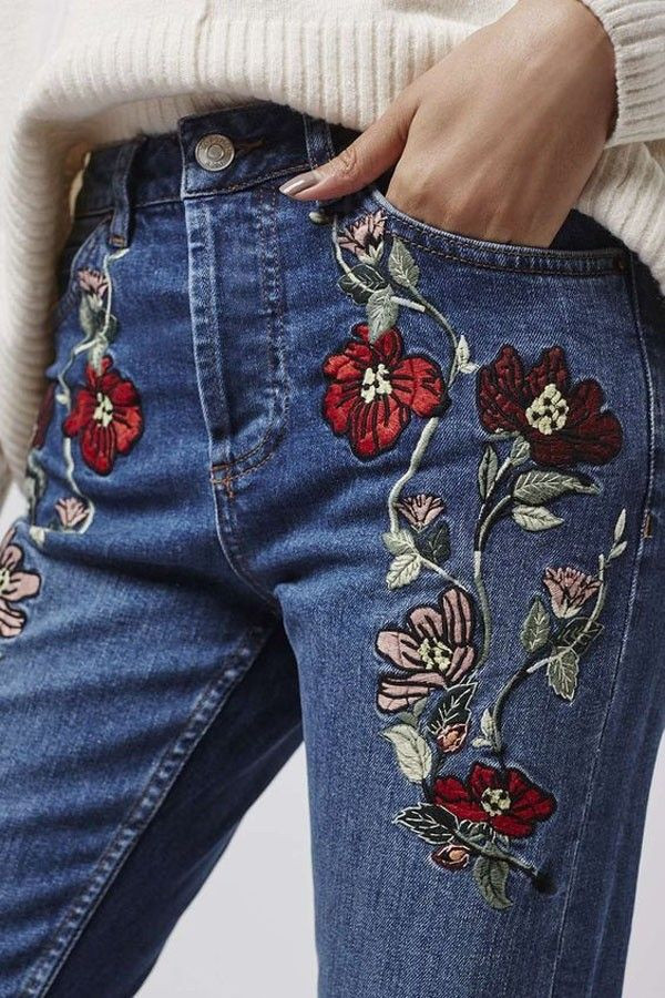 Chiếc quần jean thêu họa tiết cầu kỳ sẽ tăng thêm sức sống và sự tinh nghịch cho set đồ.