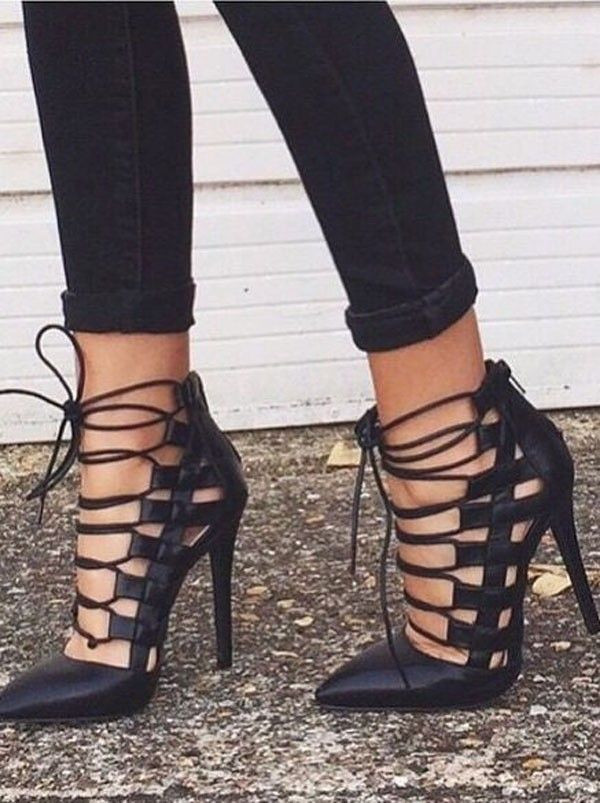 Ngay cả giày cao gót cũng phải thật nhiều dây mới hot. Sắm ngay cho mình một đôi cao gót sành điệu như thế này, chắc chắn ai cũng phải ngước nhìn bạn với mỗi bước đi.