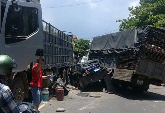 Toyota Altis biển xanh tỉnh Thái Bình bẹp rúm ró giữa 2 xe tải Ảnh 2