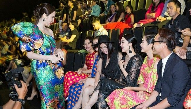 Mệt quá, thế tôi phải chào chị thế nào. Và khi nào nghệ sĩ tử tế với nhau hơn? Ảnh 2