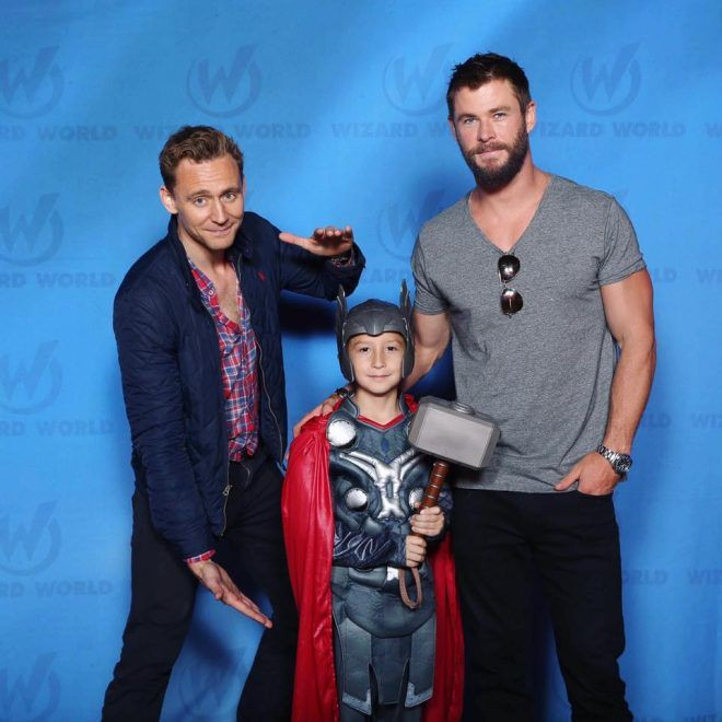 Loki có vẻ rất thích anh bạn Thor nhỏ xíu này. Tom Hiddleston vốn là người rất yêu trẻ con.