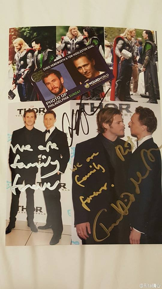 Bức ảnh gia đình hạnh phúc nổi tiếng với chữ ký của Tom Hiddleston và Chris Hemsworth. Đây cũng là một cách tỏ tình gián tiếp mà ấm áp.
