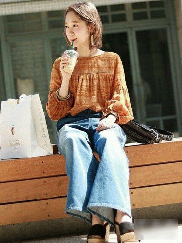 Nhắc đến bohemian, không thể không nhắc đến quần jean ống loe. Bạn có thể mặc cùng áo họa tiết nâu đơn giản.