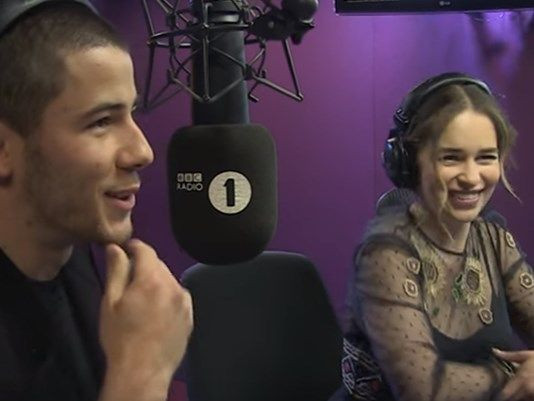 Nick Jonas và Emilia Clarke trong chương trình radio của đài BBC 1.