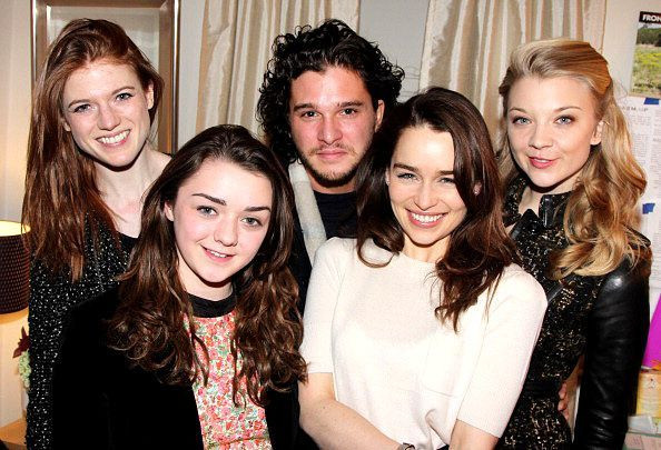 Emilia Clarke cùng những bạn diễn thân thiết trong Game of Thrones. 