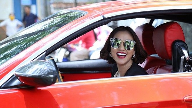 Maya hóa quý cô thời thượng, sành điệu bên xe sang Ảnh 2