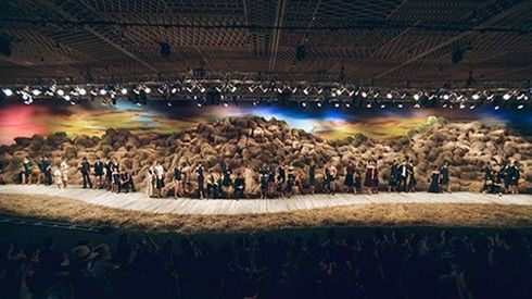 Đỗ Mạnh Cường làm sàn catwalk từ 40 tấn rơm giá một tỷ như thế nào? Ảnh 2