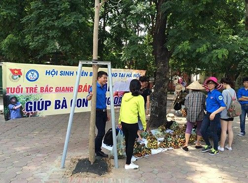 Sinh viên Bắc Giang tiếp thị vải quê nhà tận cổng trường Đại học Ảnh 2