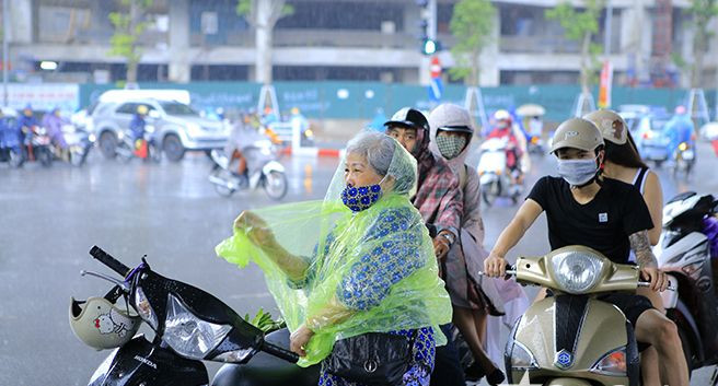 Mưa lớn trút xuống Thủ đô, người dân chen chân trú mưa gầm cầu vượt Ảnh 2