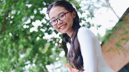 'Cô bé dân ca' Phương Mỹ Chi dịu dàng, e ấp với tà áo dài trắng Ảnh 2