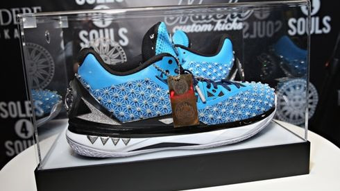 Bạn sẽ 'té ghế' khi biết giá những đôi giày này! Ảnh 2