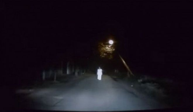 Sự thật xót xa về ‘bóng ma’ áo trắng tóc dài chuyên 'dọa' ô tô trong đêm Ảnh 2