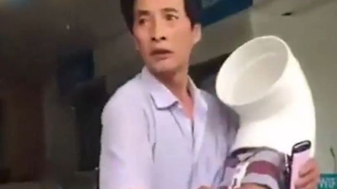 Bé 5 tuổi kẹt đầu trong ống nhựa, phụ huynh nên chú ý trò nghịch ngầm của con Ảnh 2