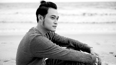 Cô đơn trên biển, 'hoàng tử sơn ca' Quang Vinh vẫn đẹp hút hồn Ảnh 2