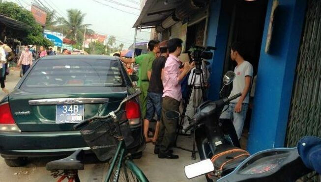 Nửa đêm tẩm xăng đốt nhà hàng xóm, 4 người nhập viện Ảnh 2