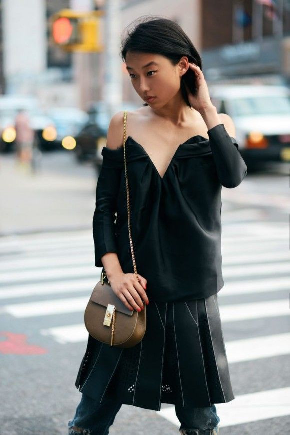Sơ mi hở vai đẹp tuyệt vời khi đi cùng chiếc túi siêu hot Chloé Drew