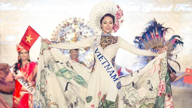 Những bộ trang phục đẹp mê ly của Việt Nam tại chung kết Mrs Asia International 2016 Ảnh 2
