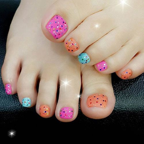 Màu sắc tươi trẻ khiến đôi chân thêm xinh xắn