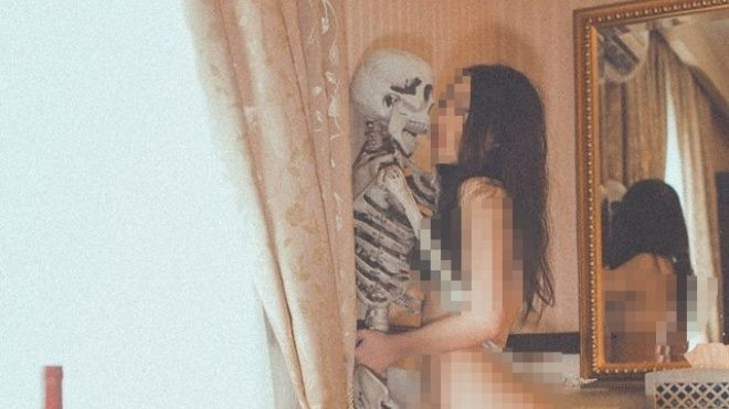 Sốc với thiếu nữ tự đăng ảnh 'giường chiếu' với bộ xương người lên Facebook Ảnh 2