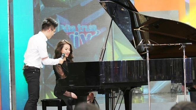 Fan há hốc mồm khi Hoàng Thùy Linh lần đầu trổ tài chơi piano Ảnh 2