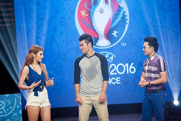 Andrea và MC Minh Tiệp giao lưu với ca sĩ Tạ Quang Thắng trong chương trình Nóng cùng Euro 2016.