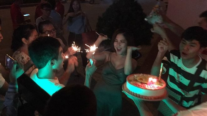 Hương Tràm nhảy 'tưng bừng' khi được fan bất ngờ tổ chức sinh nhật Ảnh 2