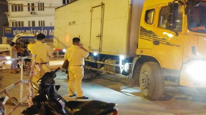 Mẹ chết, bé 2 tuổi khóc thét bò ra từ gầm xe tải Ảnh 2