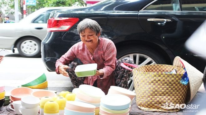 Ngưỡng mộ 'sức mạnh' của bà cụ bán gốm dạo ở chợ Bến Thành Ảnh 2