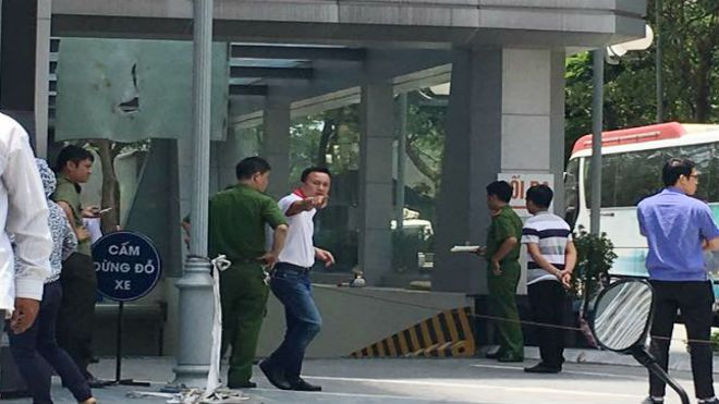 Cô gái trẻ rơi từ tầng 14 tòa nhà trên đường Lê Văn Lương Ảnh 2