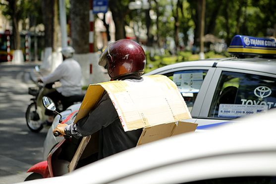 Người dân Hà Nội mệt mỏi chống chọi với ngày nắng nóng dữ dội cuối cùng Ảnh 2