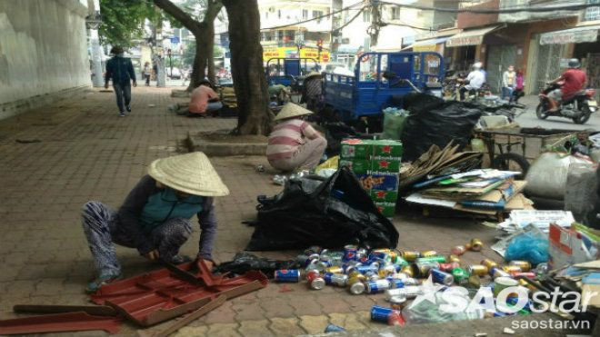 Nghề buôn ve chai: Ăn cơm nguội để con được đến trường Ảnh 2