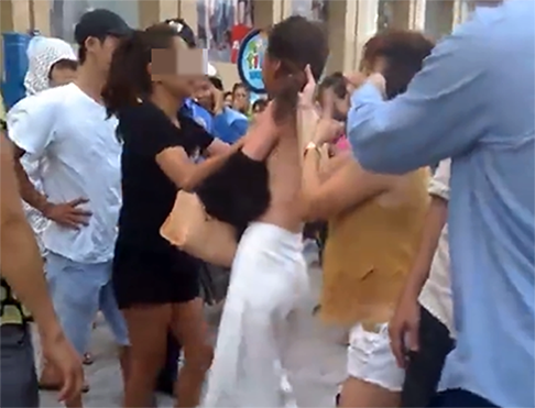 Vừa ra khỏi cửa Big C, cô gái 9X bị lột áo đánh ghen tàn tệ Ảnh 2