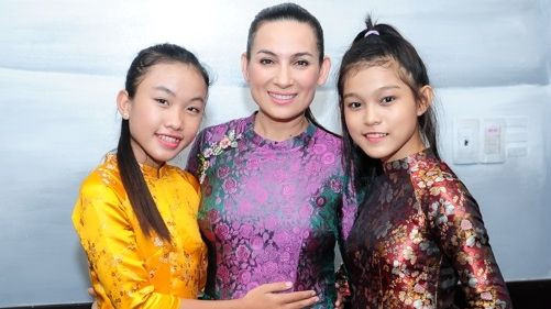 Phi Nhung tất bật cùng hai con gái nuôi chiêu đãi khách quý Ảnh 2